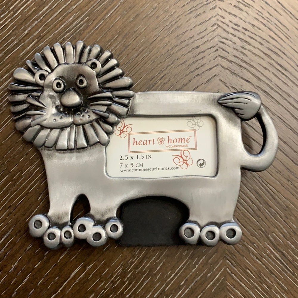 NWOT Connoisseur frame gray silver lion
